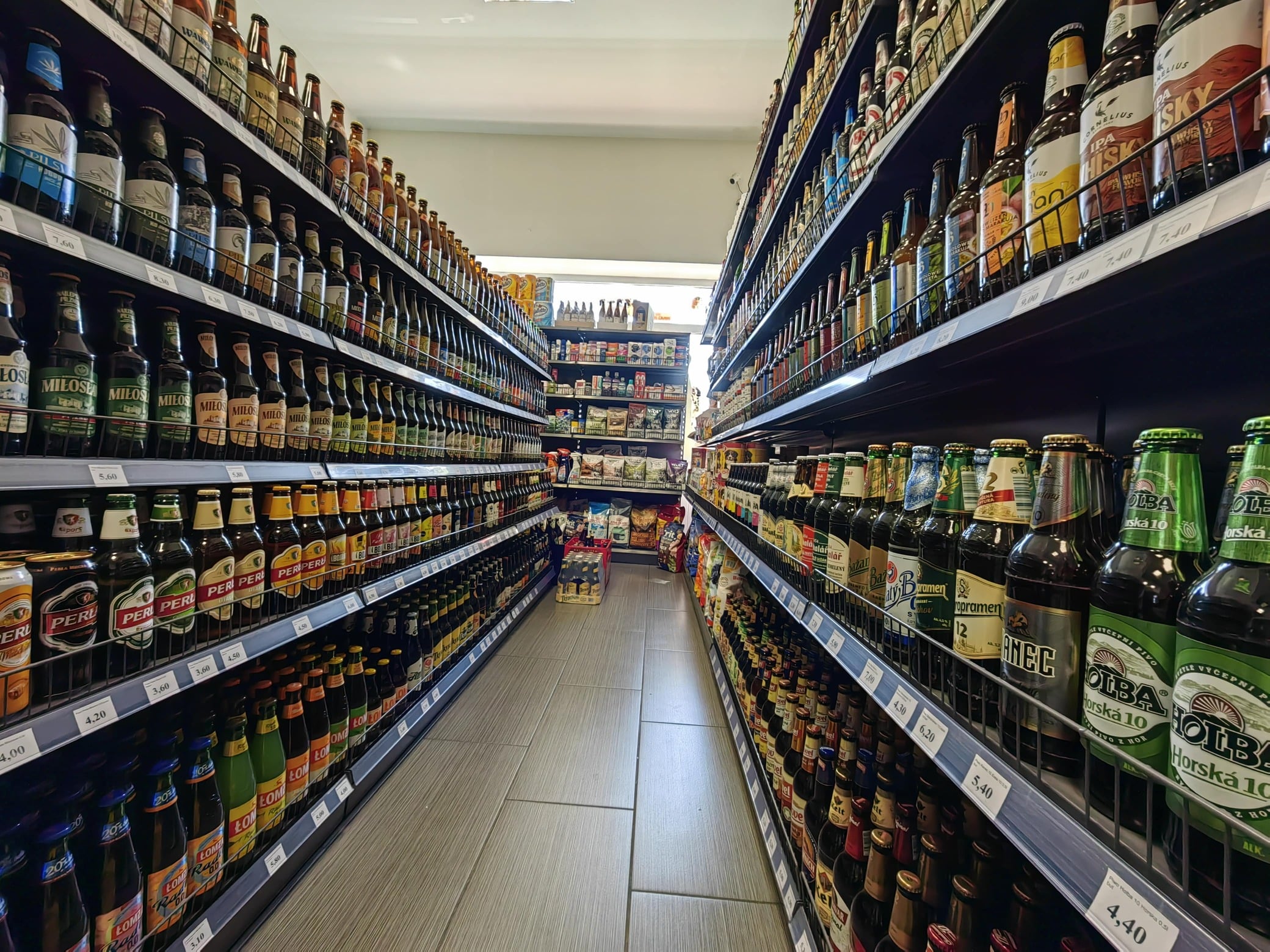 Regał z piwami i napojami Delikatesy Korona Kraków