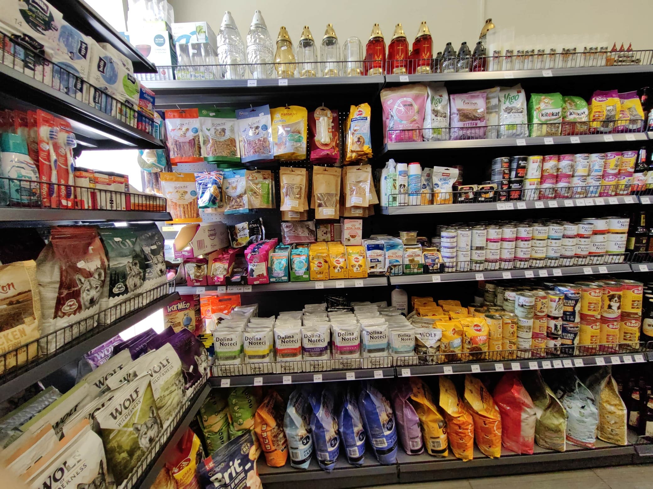 Wnętrze sklepu Delikatesy Korona Powstańców 63