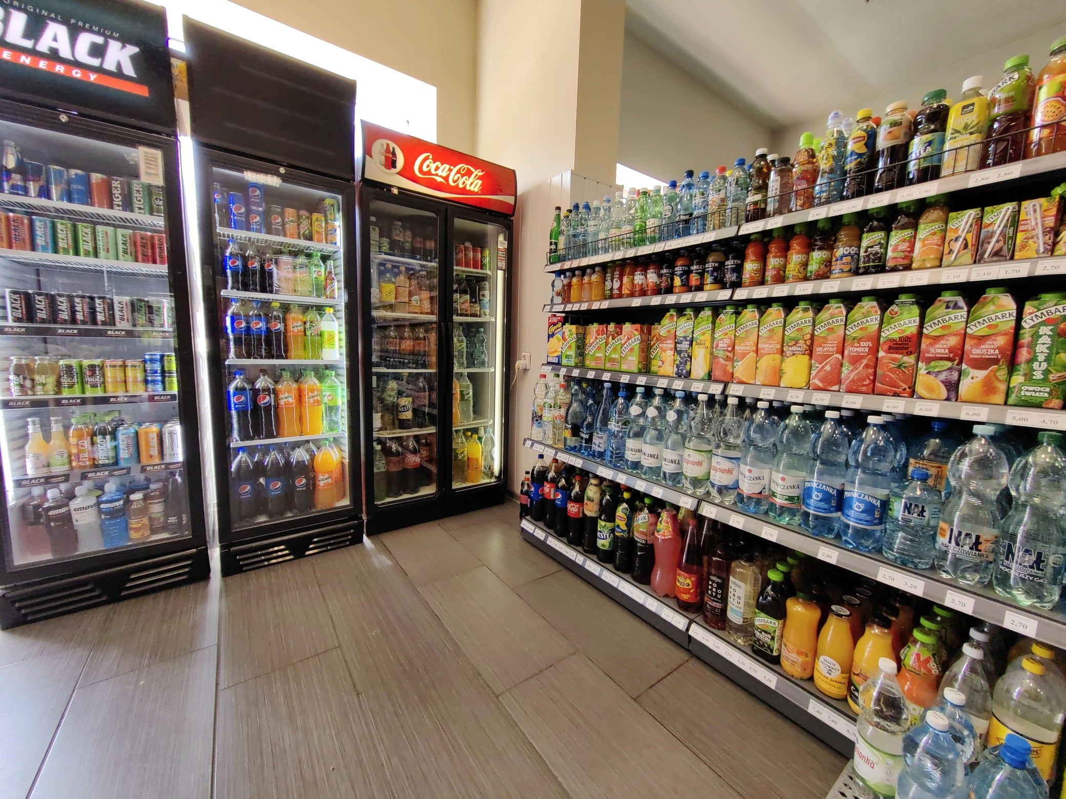 Regały z produktami spożywczymi Delikatesy Korona