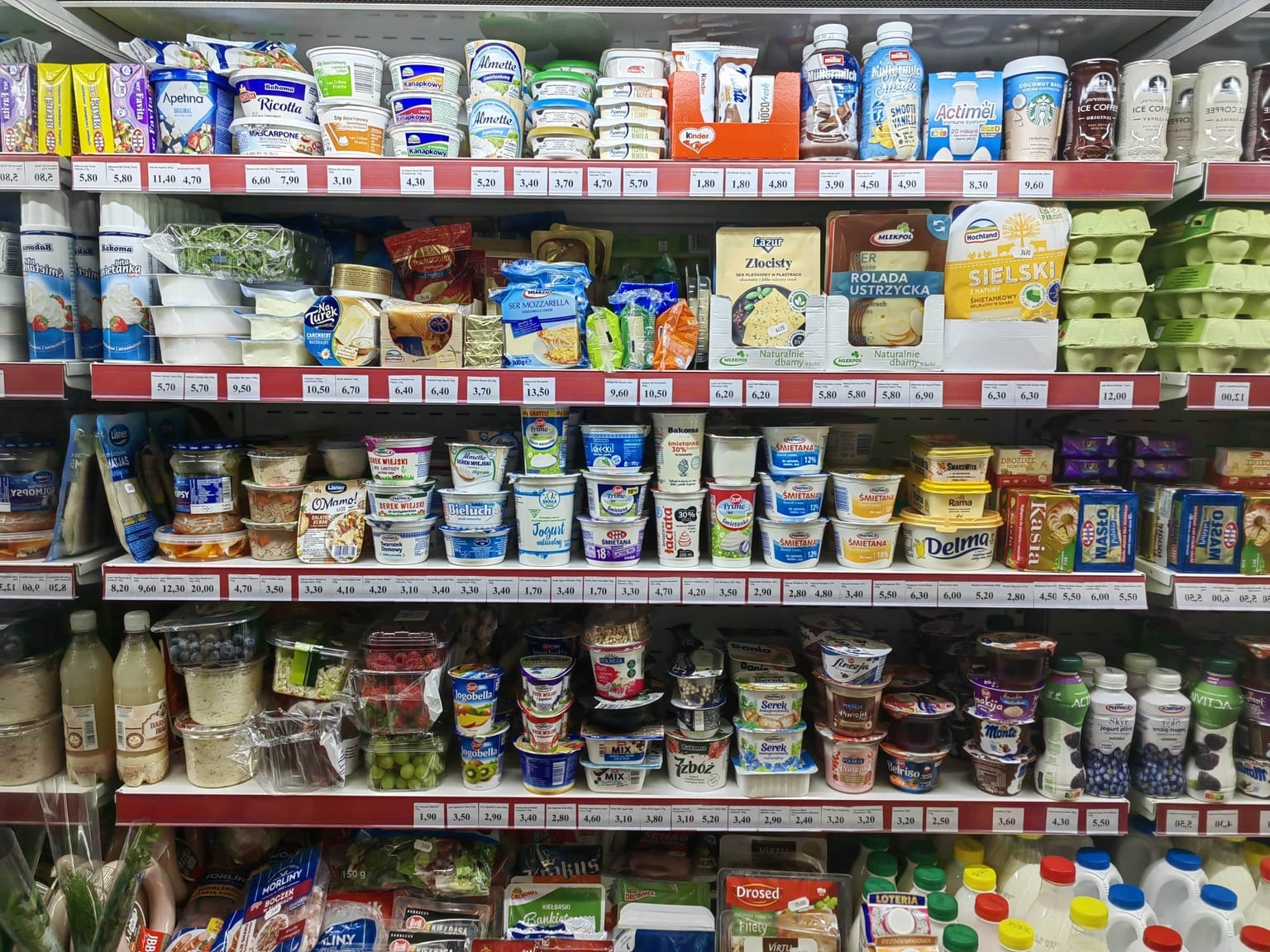 Regał ze słodyczami i kawą Delikatesy Korona