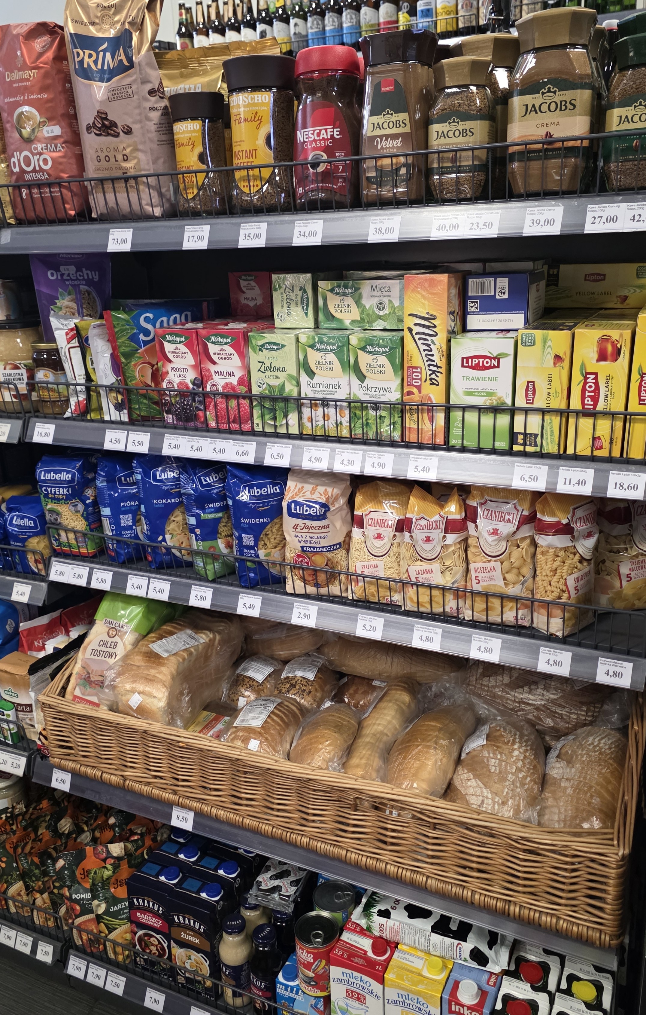 Półki z pieczywem, kawą, herbatą, makaronami, Delikatesy Korona